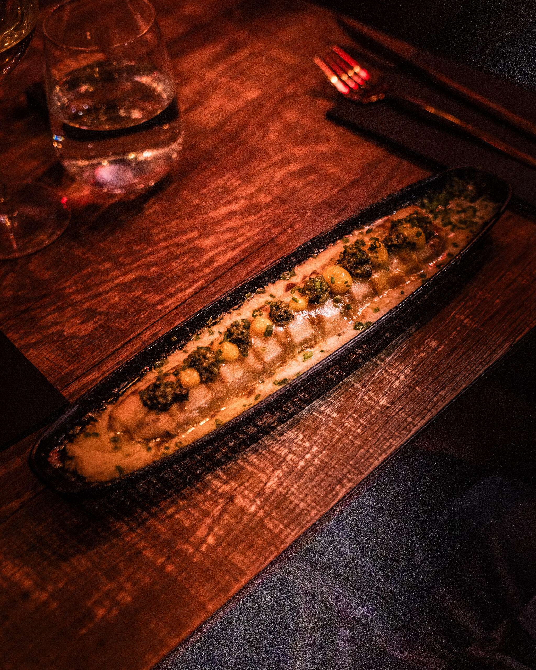 Canelón meloso de ternera con crema de parmesano y pesto de pistacho