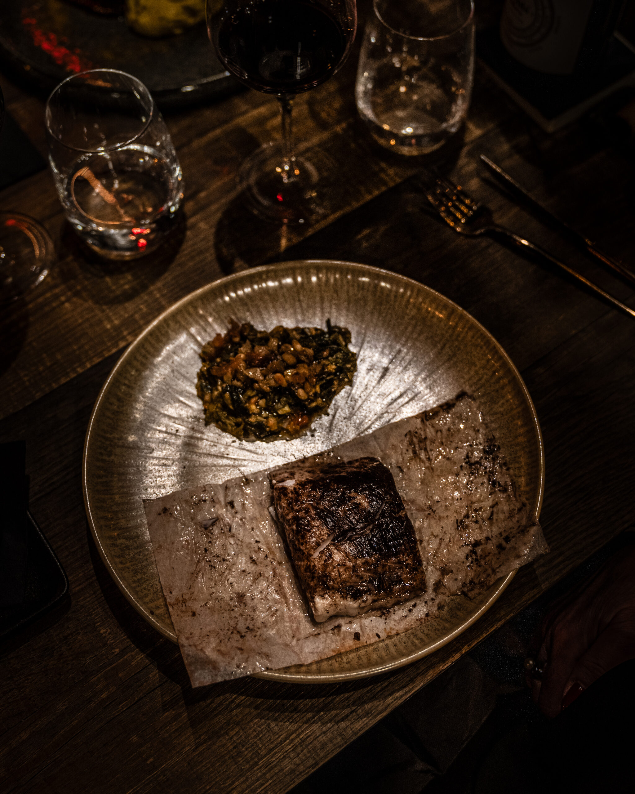 Merluza negra patagónica, puré de almendras y ajo, cremoso aireado de tupinambo y erizo de marl