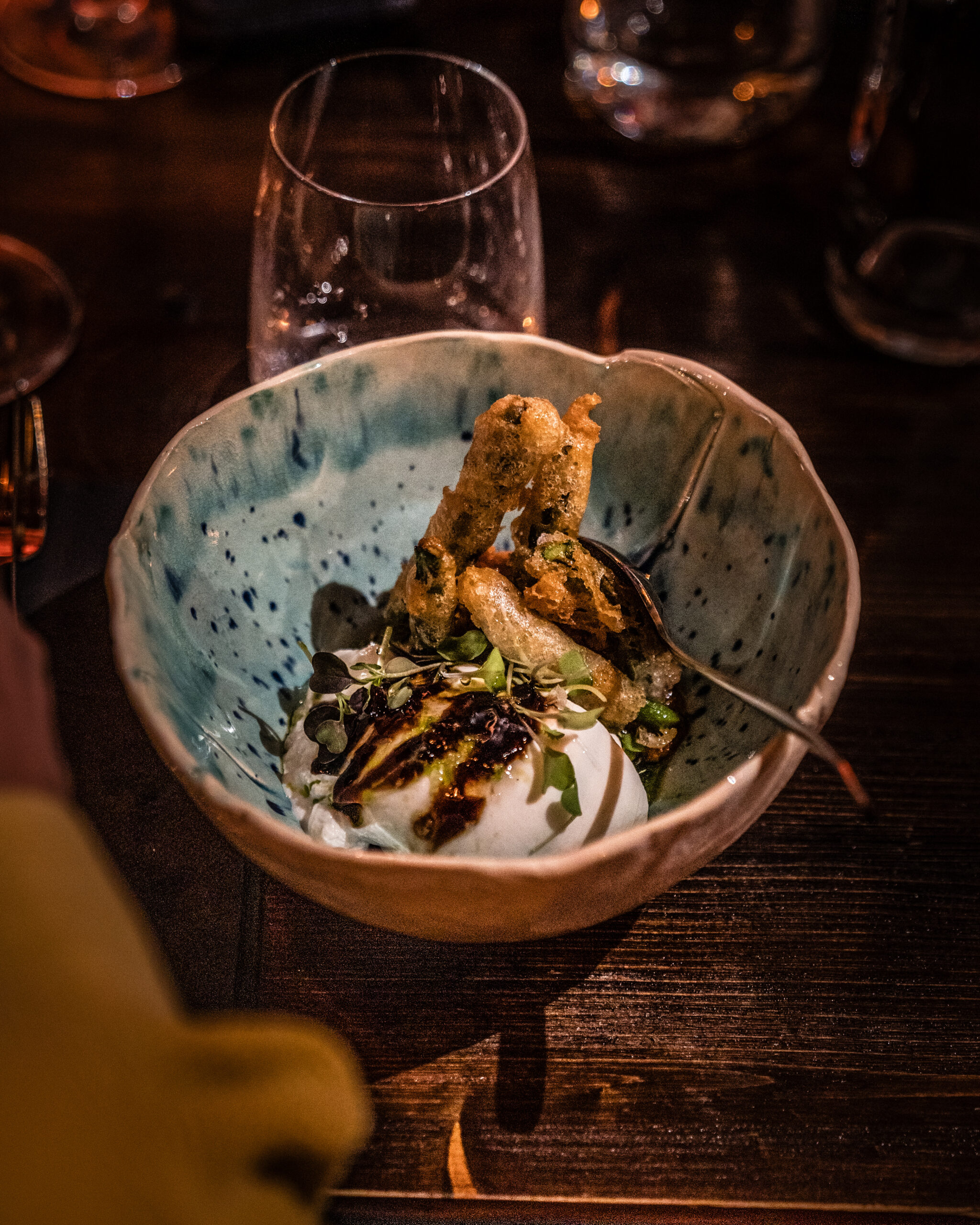 Burrata con pesto de tomates y tempura de flor de calabacín