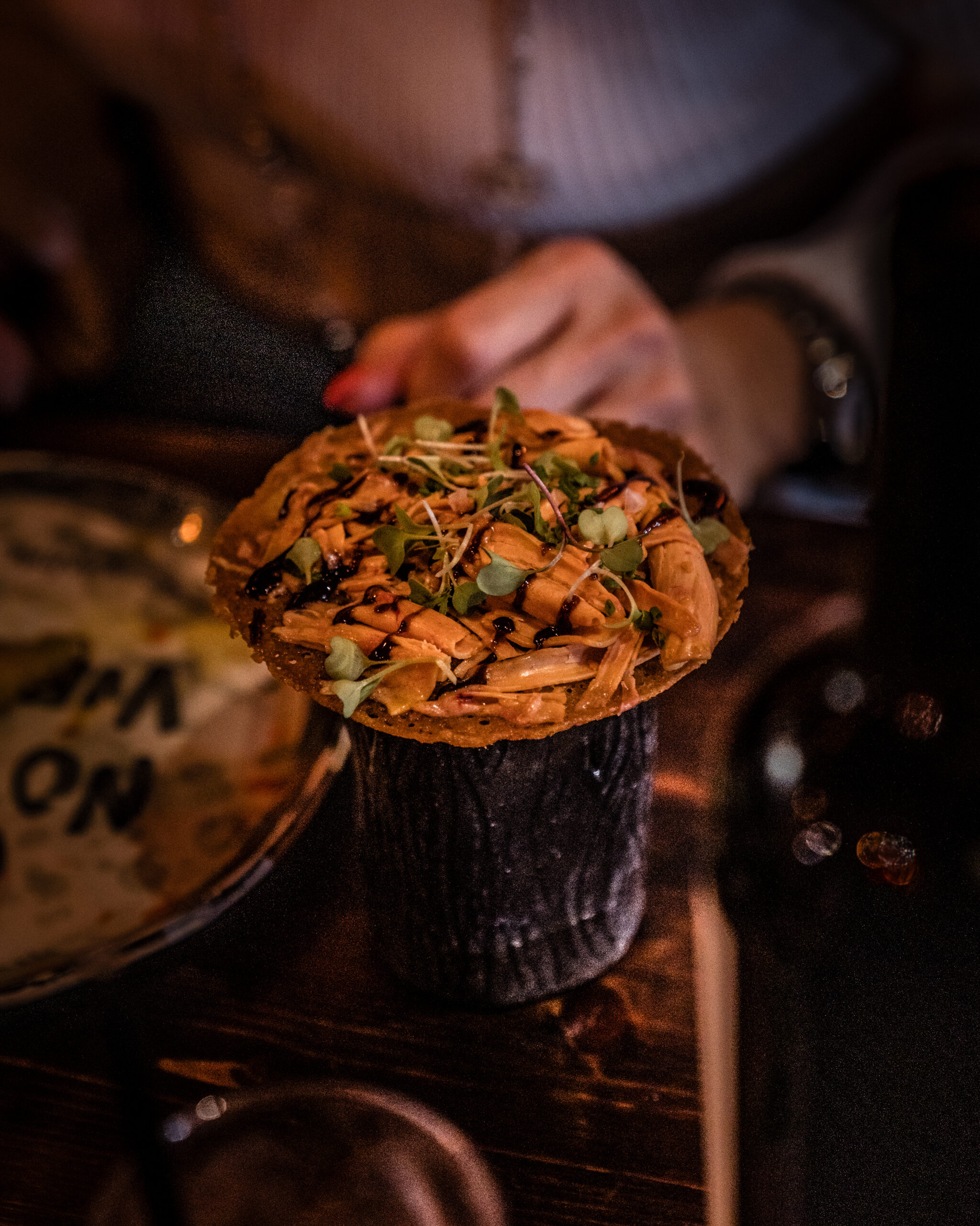 Mini coca crujiente de piel de pollo, con strogonoff con setas de temporada y yema trufada